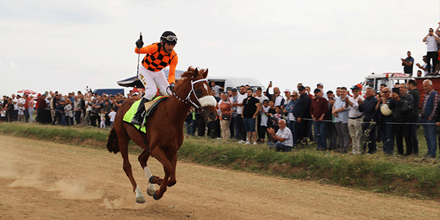 Büyükmandıra 98. Kavasoğlu ve Şamdancıbaşı İbrahim Yağlı Pehlivan Güreşleri at yarışıyla başladı