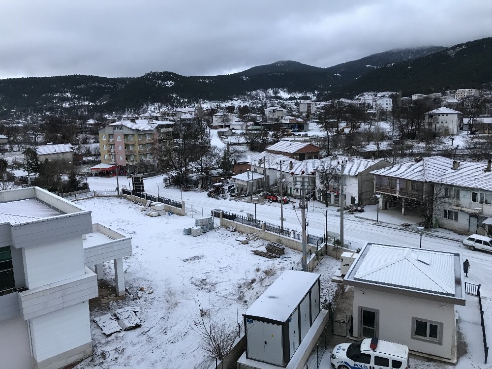 Büyükorhan halkı güne kar sürpriziyle uyandı 