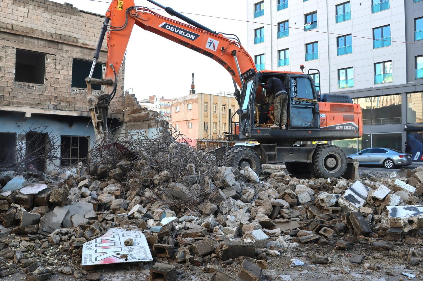 Büyükşehir 25 metrelik yol projesi için 59 bağımsız yapının yıkımını tamamladı