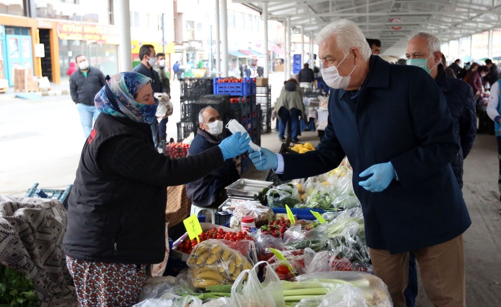Büyükşehir 375 bin adet ücretsiz maske dağıttı 