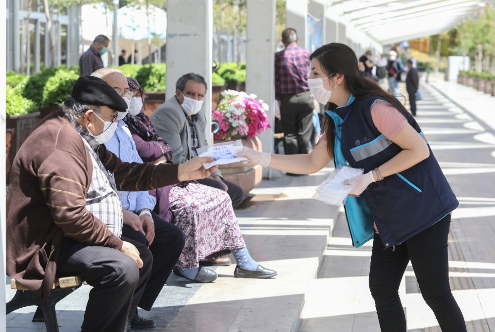Büyükşehir 65 yaş üstü vatandaşlara maske dağıttı 