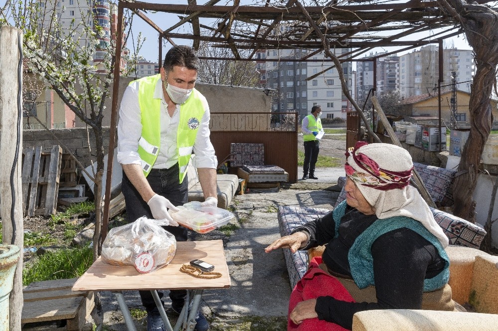 Büyükşehir, 65 yaş üstü ve ihtiyaç sahibi aileleri yalnız bırakmıyor 