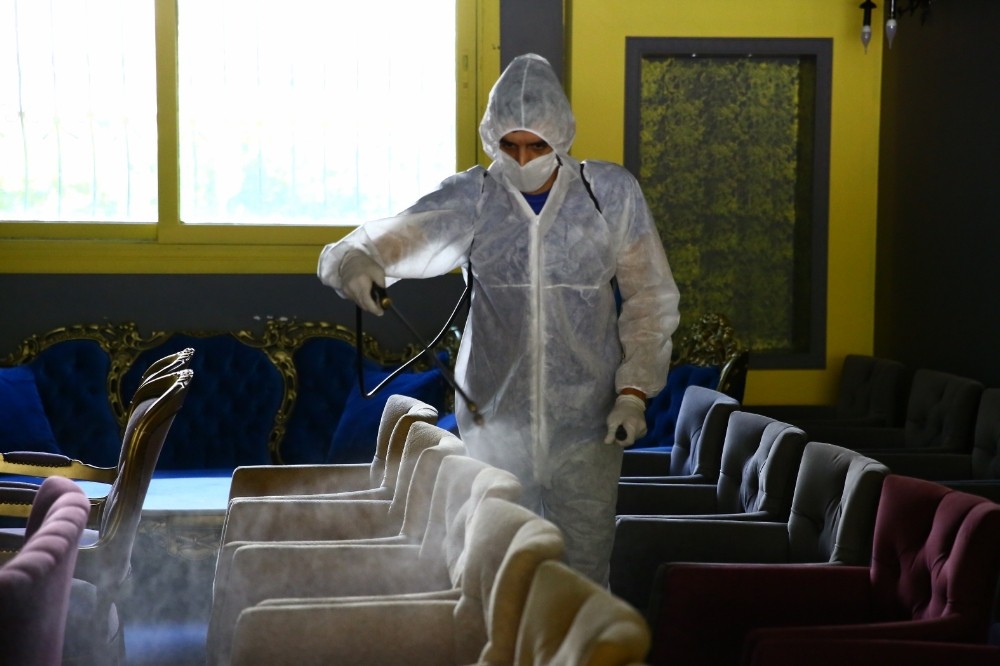 Büyükşehir açılacak dükkanları dezenfekte ediyor 