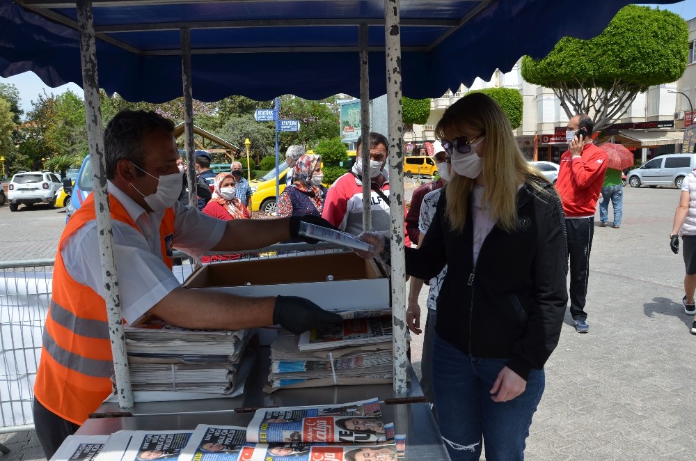 Büyükşehir Alanya’da maske dağıttı 