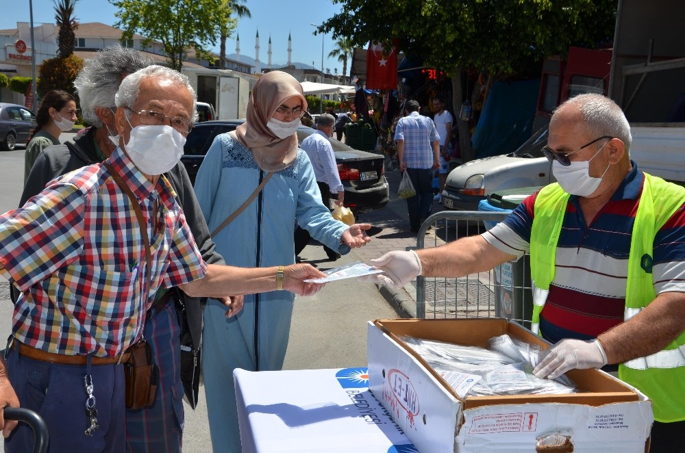 Büyükşehir Alanya’da maske dağıttı 