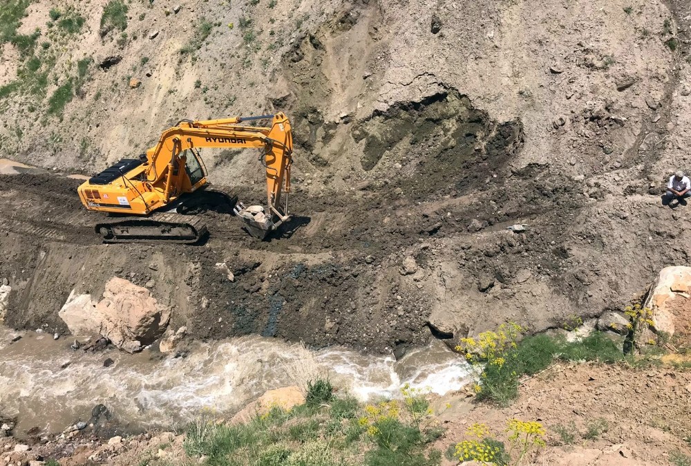 Büyükşehir arazi yollarını açtı, çiftçinin yüzü güldü 