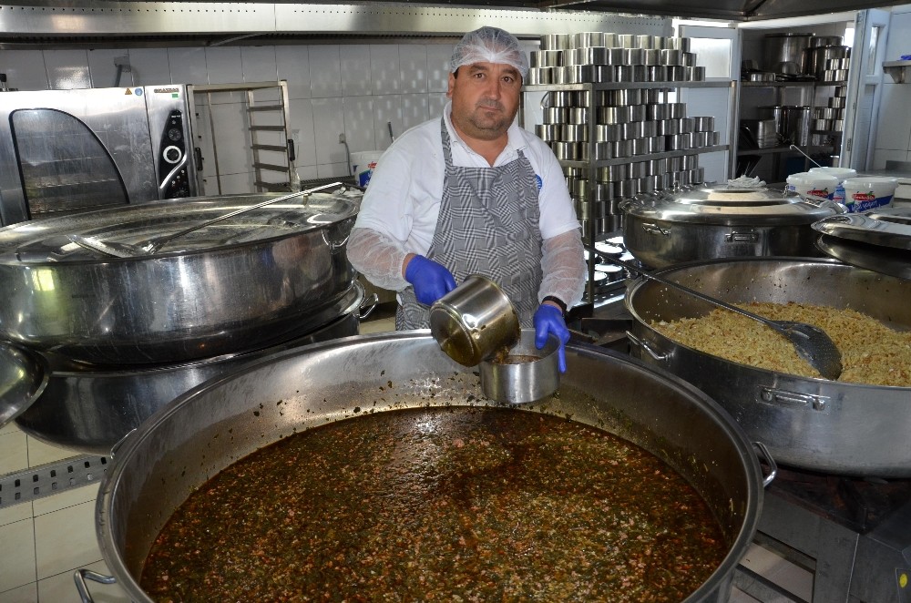 Büyükşehir aşevleri 595 bin kişilik yemek yardımı yaptı 