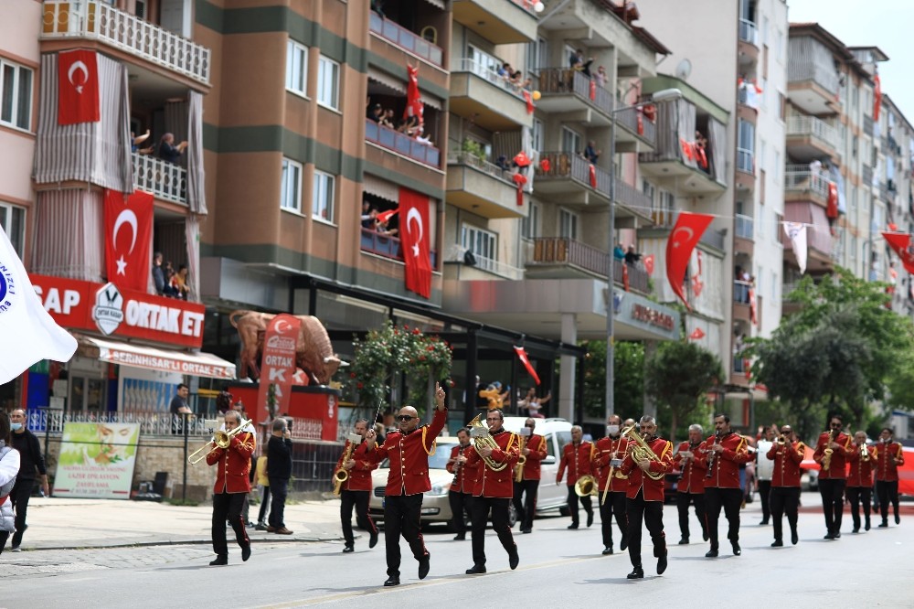 Büyükşehir Bandosu 14 farklı güzergahta 30 km boyunca şarkı ve marş çaldı 