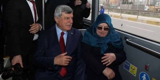 Büyükşehir Belediye Başkanı görevi teslim edip belediye otobüsüyle evine gitti