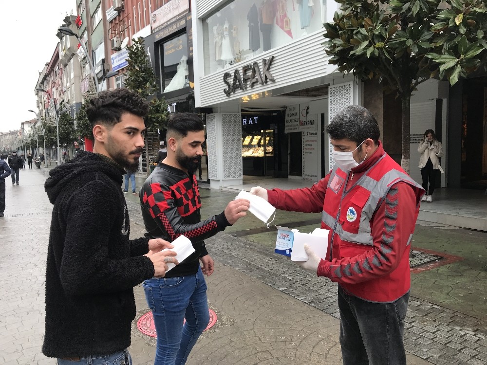 Büyükşehir Belediyesi 50 bin adet maske dağıttı 