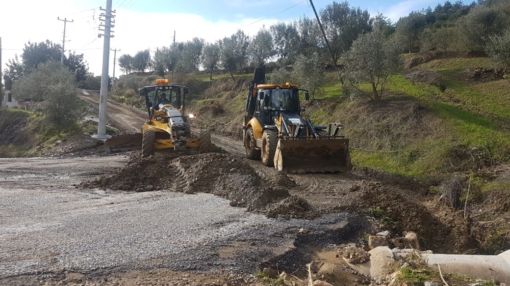 Büyükşehir Belediyesi Alanya’da fırtına ve sağanak yağışın izlerini temizliyor 