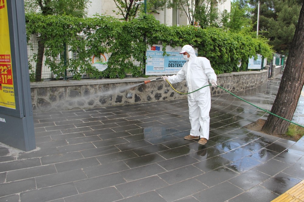 Büyükşehir Belediyesi cadde ve kaldırımları dezenfekte ediyor 