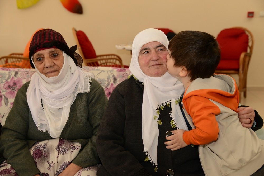 Büyükşehir Belediyesi çocukları yaşlılarla buluşturdu 