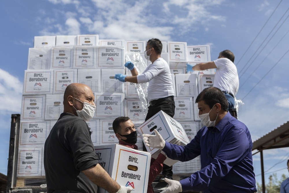 Büyükşehir Belediyesi, esnafa 15 bin 500 gıda kolisi dağıttı 