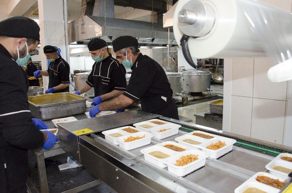 Büyükşehir Belediyesi, iftar yemeğini evlere ulaştırıyor 