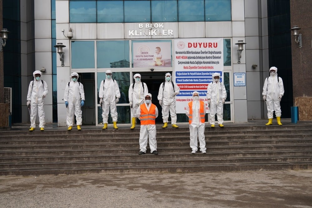 Büyükşehir Belediyesi kamu ve özel kuruluşlarda dezenfektan çalışmalarını sürdürüyor 