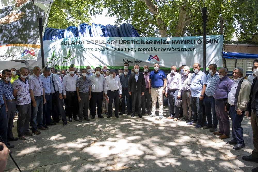 Büyükşehir Belediyesi, Mut çiftçilerine sulama borusu dağıtıyor 