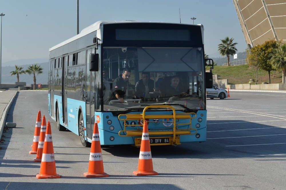 Büyükşehir Belediyesi, otobüs şoförlerine ileri sürüş teknikleri eğitimi verdi 