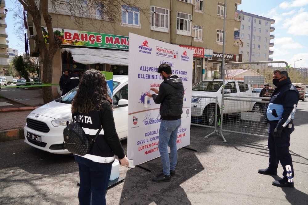 Büyükşehir Belediyesi semt pazarlarında maske ve eldiven denetimini sürdürüyor 