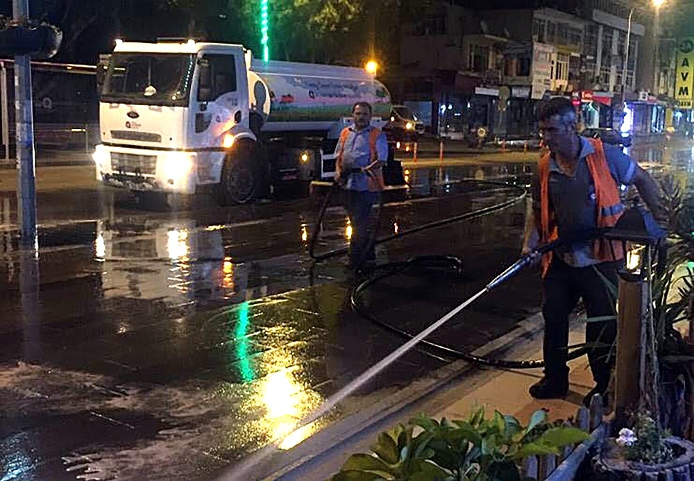 Büyükşehir Belediyesi Serik sokaklarını temizledi 