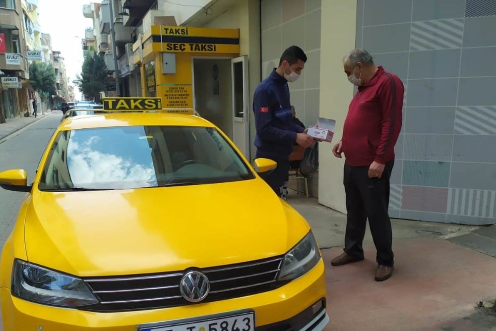 Büyükşehir belediyesi taksi şoförlerine maske dağıttı 