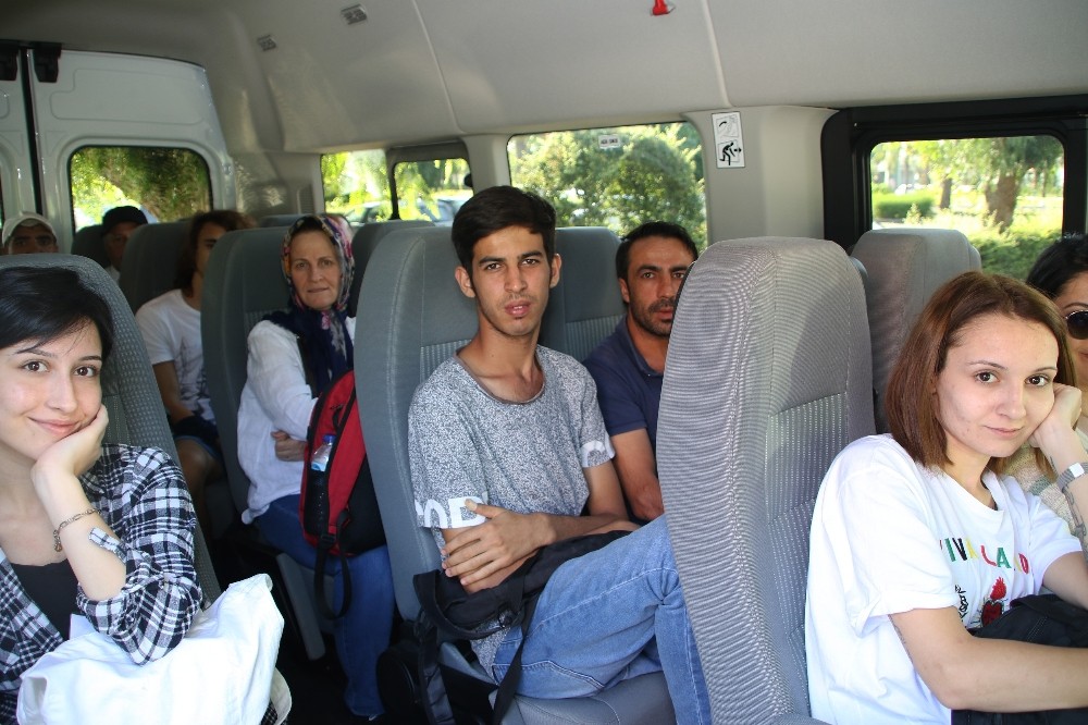Büyükşehir Belediyesi üniversite öğrencilerini karşılıyor, rehberlik yapıyor 