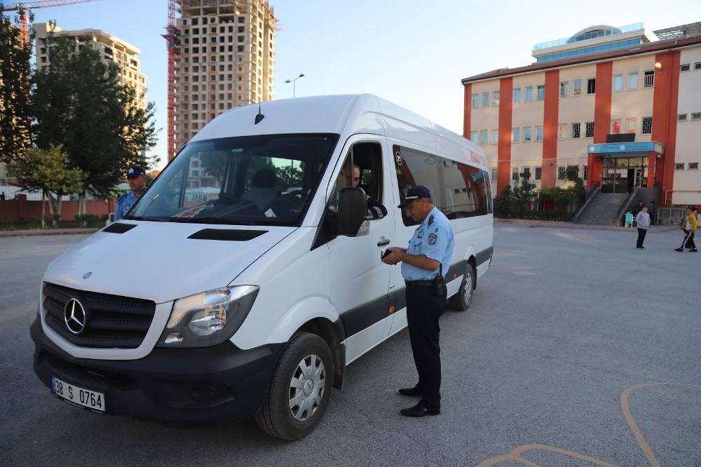 Büyükşehir Belediyesi Zabıtası, okul servislerine yönelik denetimlerini sürdürüyor 