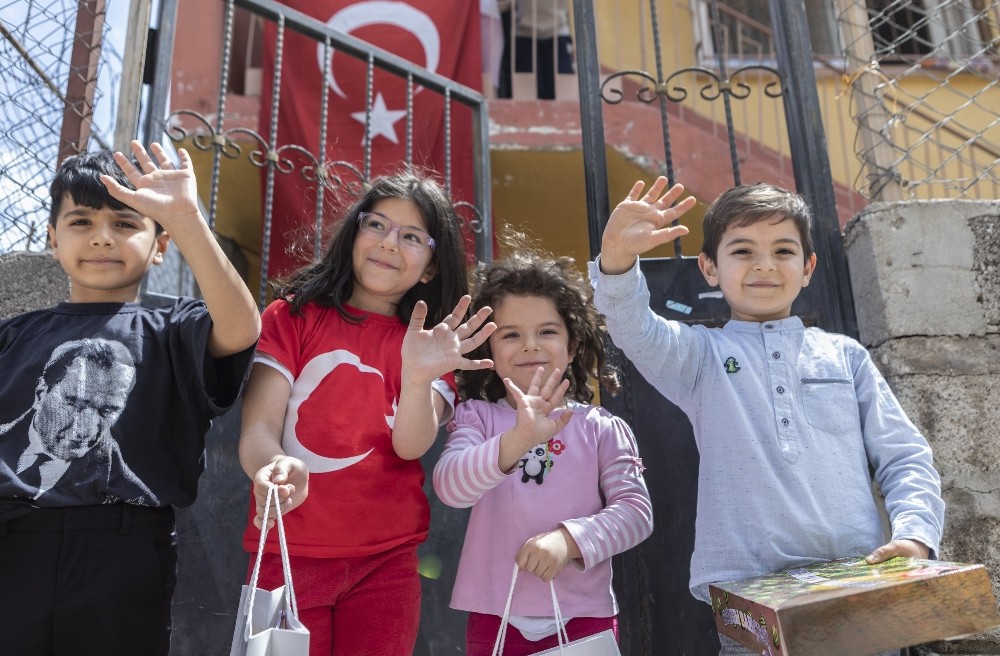 Buyuksehir Belediyesinden 23 Nisan In 100 Yilinda 100 Cocuga Hediye