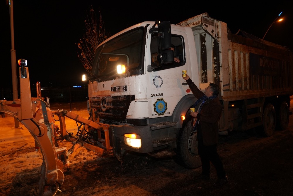 Büyükşehir Belediyesi’nden ekiplere çorba ikramı 