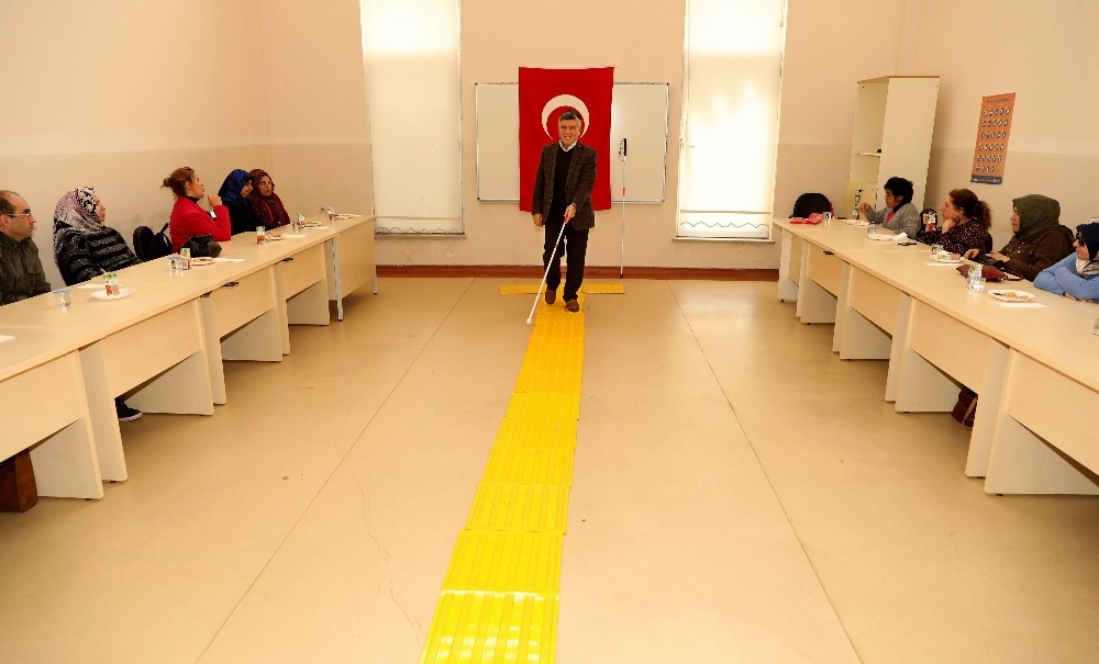 Büyükşehir Belediyesinden görme engellilere bağımsız hareket eğitimi 