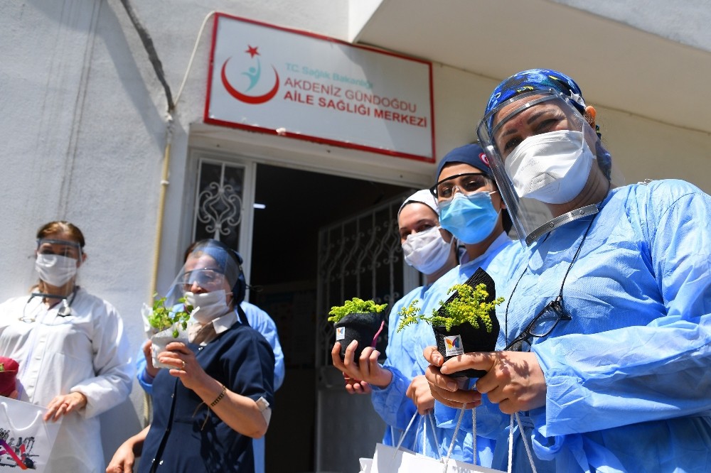 Büyükşehir Belediyesinden hemşirelere müzikli çiçekli kutlama 