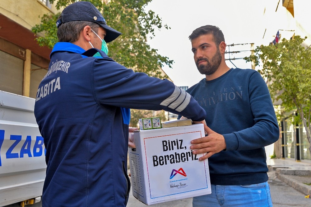 Büyükşehir Belediyesinden seyyar satıcılara gıda desteği 
