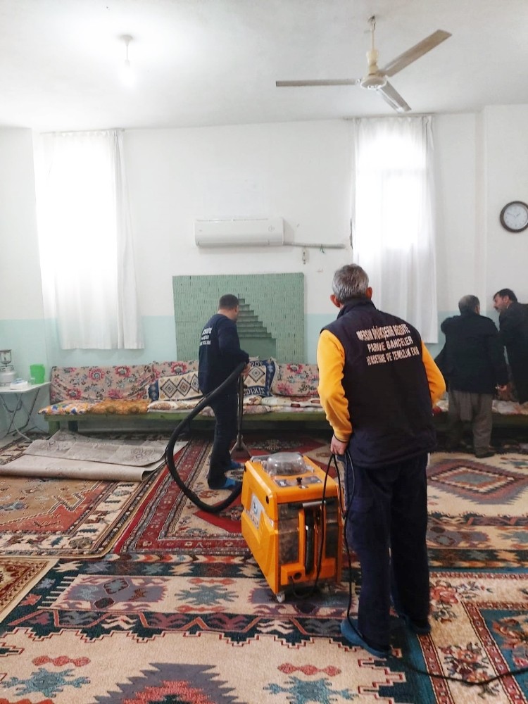 Büyükşehir Belediyesinden Tarsus’taki cami ve ibadethanelerde kapsamlı temizlik 
