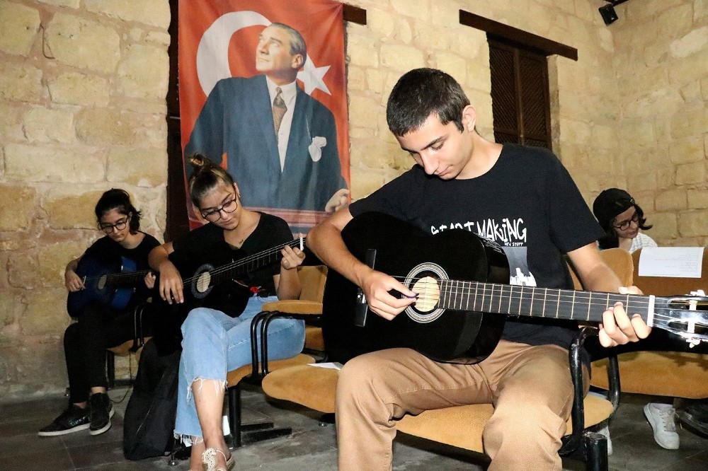 Büyükşehir Belediyesi’nin enstrüman kursları yoğun ilgi görüyor 