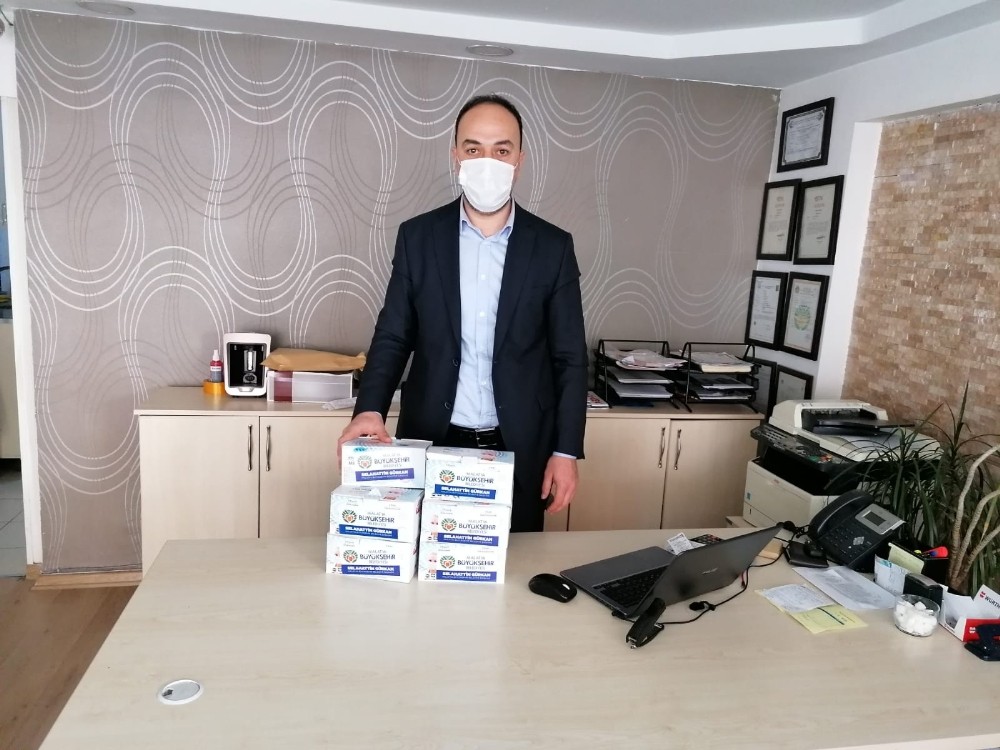 Büyükşehir Belediyesi’nin maske dağıtımı sürüyor 
