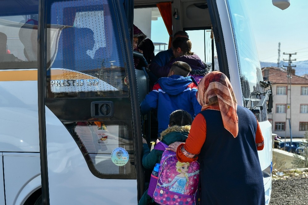 Büyükşehir bin 83 öğrencinin servis ücretlerini karşılıyor 
