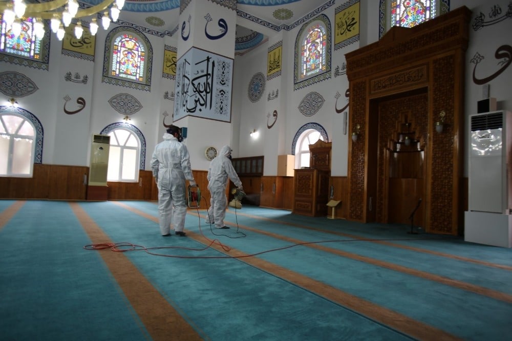 Büyükşehir camileri dezenfekte ediyor 