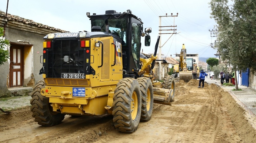Büyükşehir Çine’de sıcak asfalt çalışmalarına devam ediyor 
