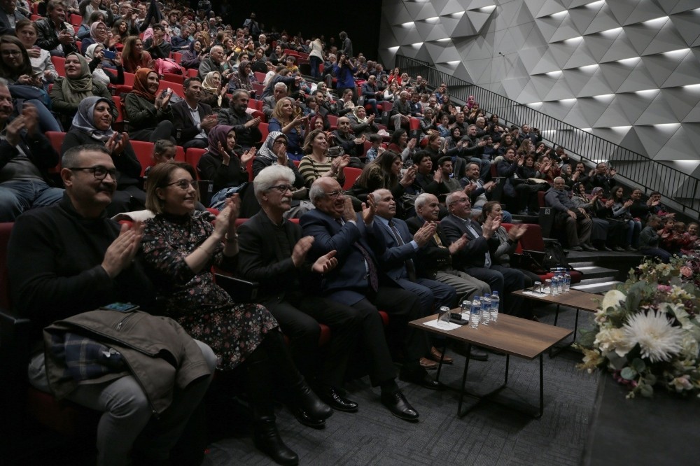 Büyükşehir Çocuk Korosu büyüklere taş çıkarttı 