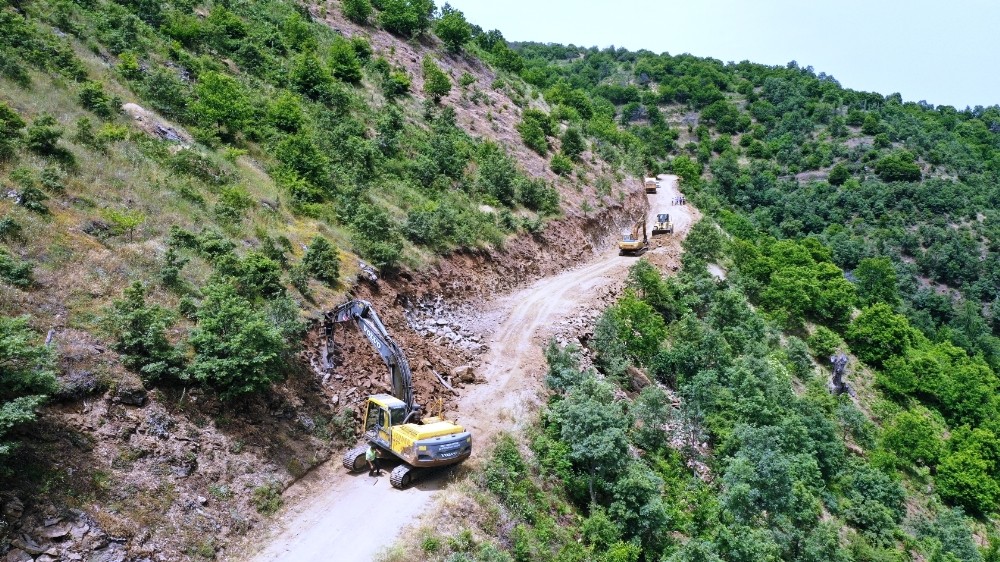 Büyükşehir dağ tepe dinlemeden yol çalışmalarını sürdürüyor 