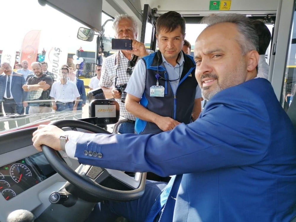 Büyükşehir daha konforlu ulaşım için 25 otobüsü bünyesine kattı 