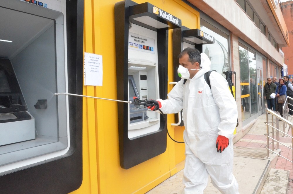 Büyükşehir ekipleri ATM’leri dezenfekte ediyor 
