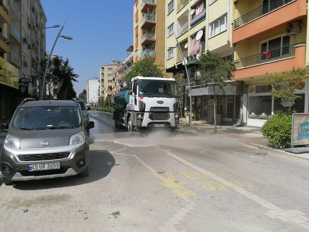 Büyükşehir ekipleri Saruhanlı’yı baştan sona dezenfekte etti 