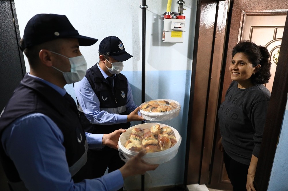 Büyükşehir ekiplerine sokağa çıkma kısıtlamasında pasta sürprizi 