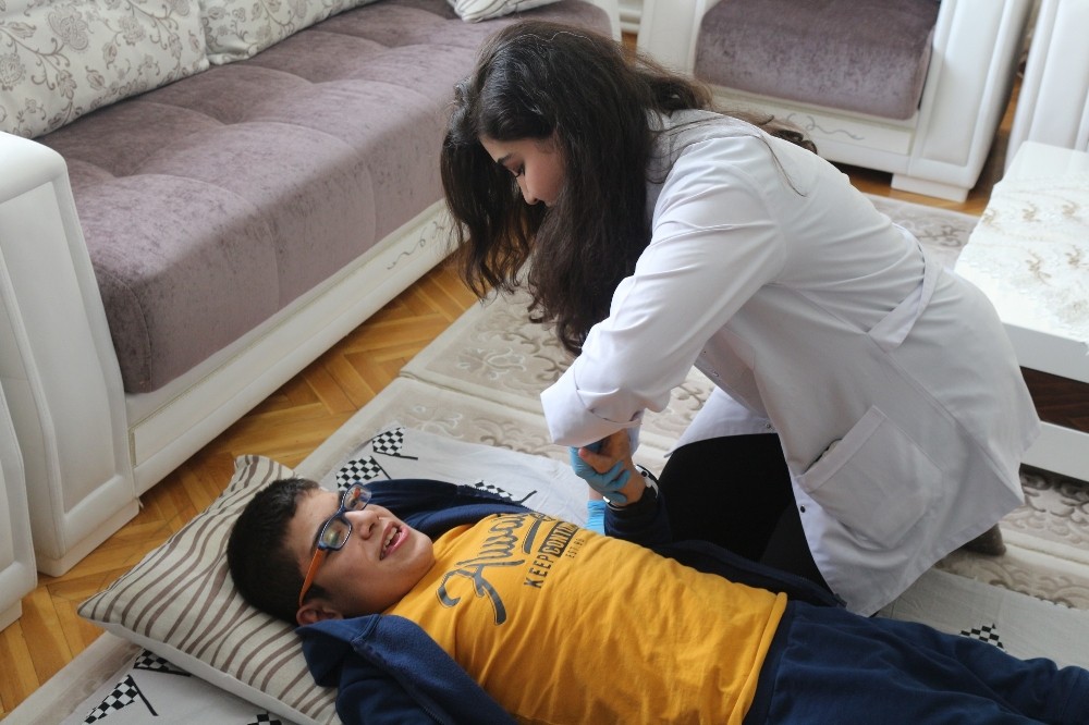 Büyükşehir, evde fizik tedavi hizmetiyle hastaların yardımına koşuyor 