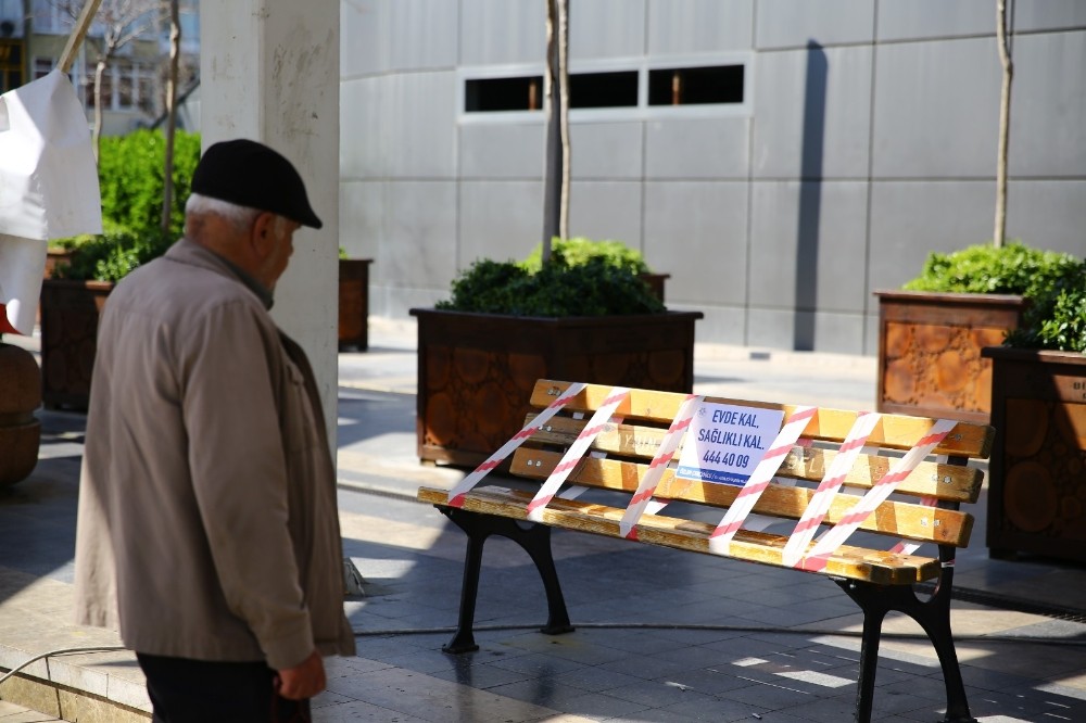 Büyükşehir “Evde kal” çağrısını her yere taşıyor 