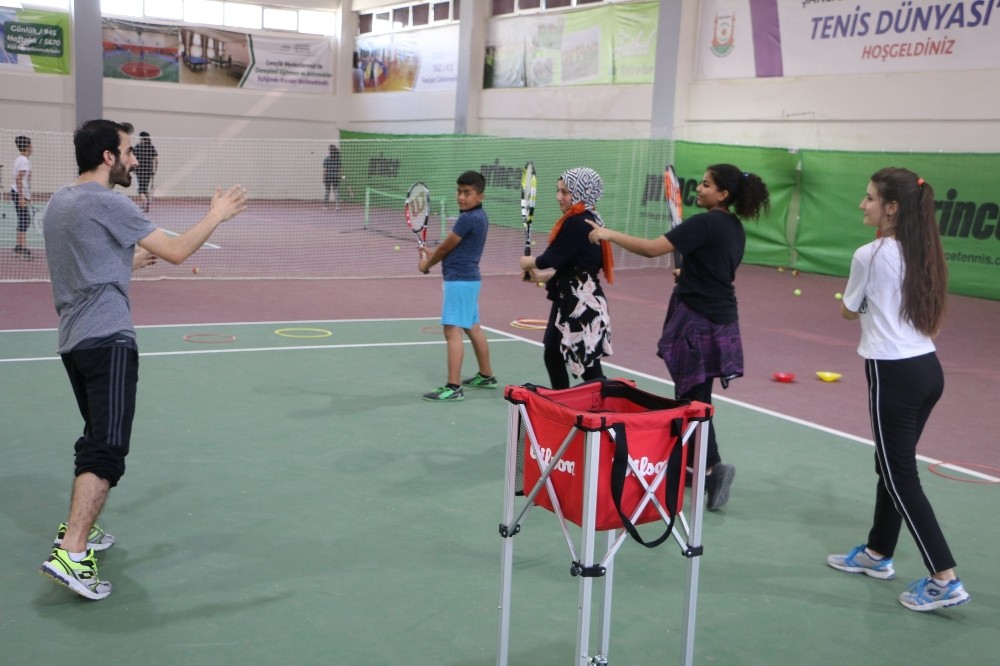 Büyükşehir geleceğin tenis şampiyonlarını yetiştiriyor 