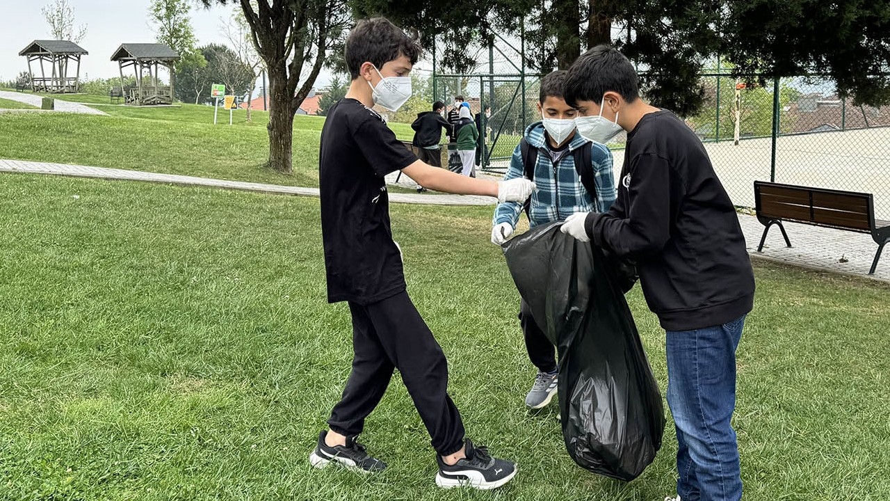 Büyükşehir gençlere ‘çevre’ bilincini aşılıyor: Hem temizlediler hem de eğlendiler