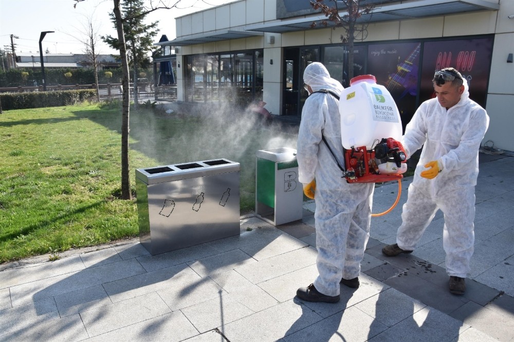 Büyükşehir her yeri dezenfekte ediyor 