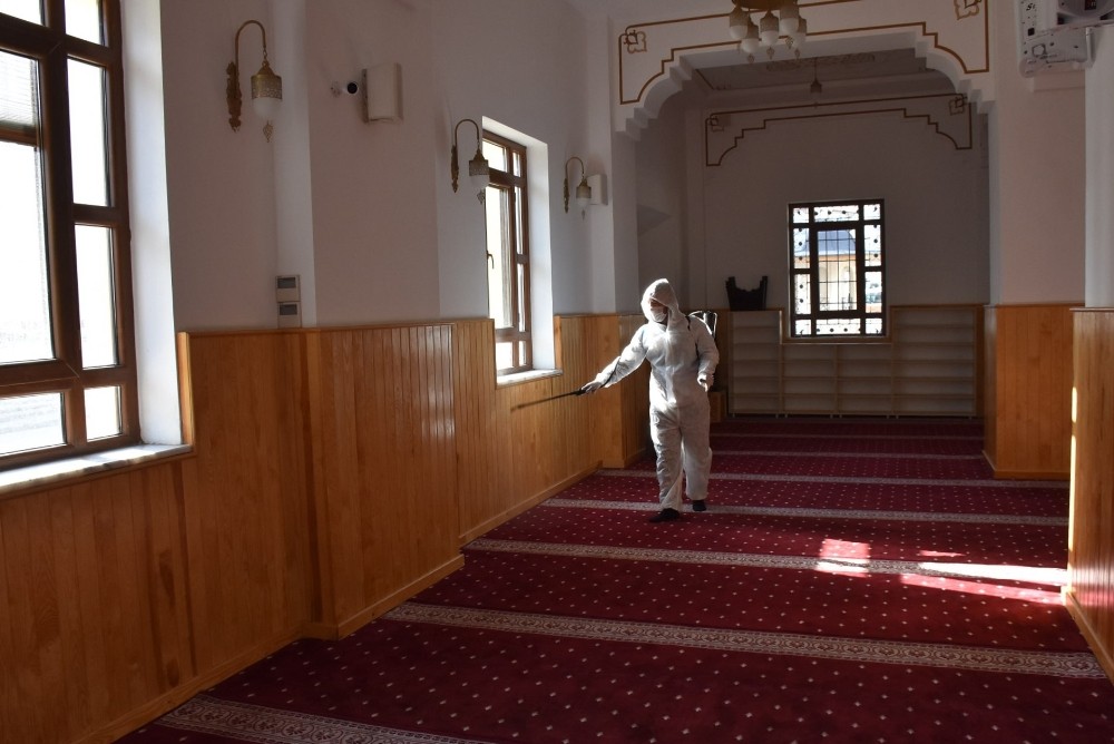 Büyükşehir ibadete açılan camileri ve mescitleri dezenfekte etti 
